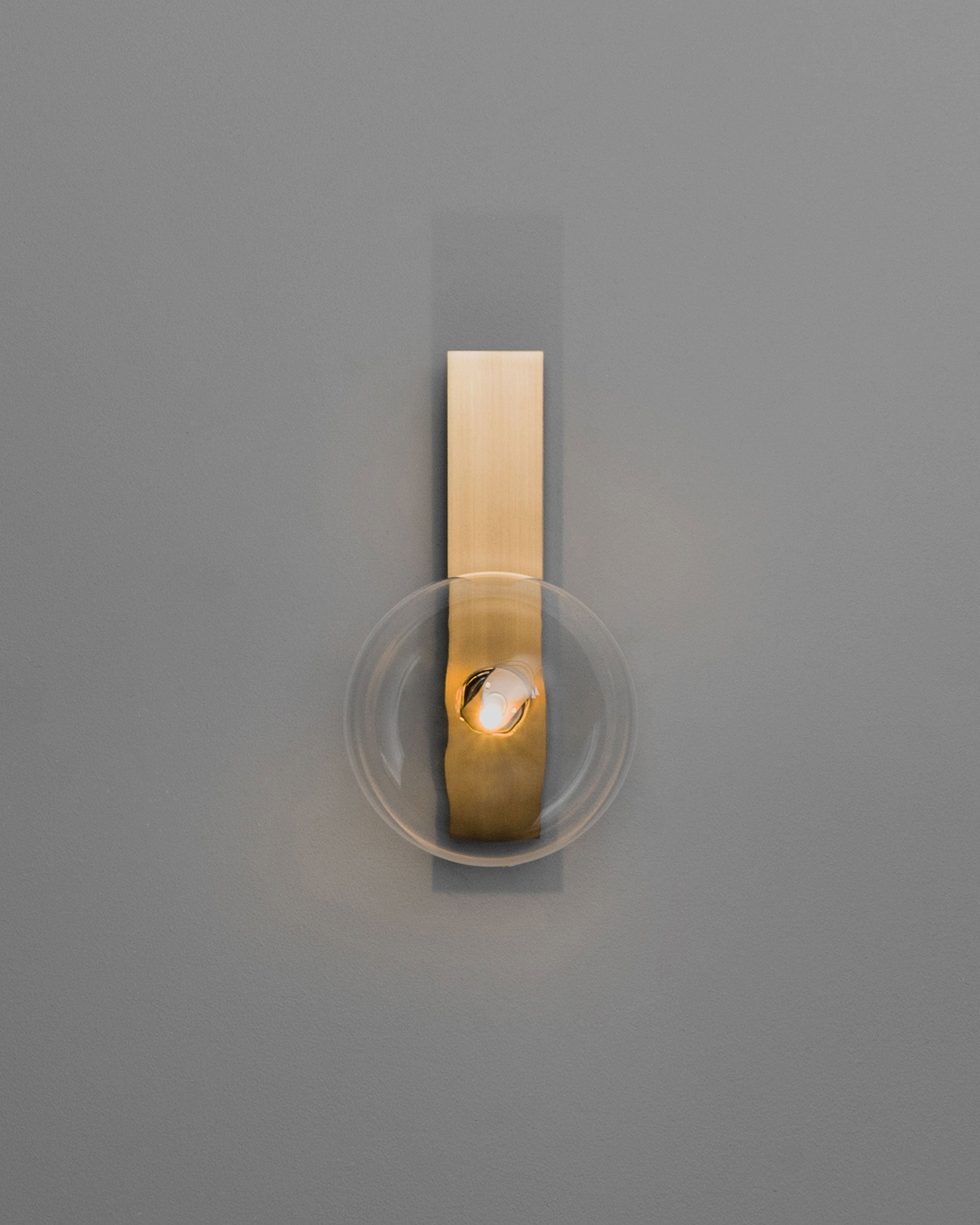 Schwung Oslo Single Burnished Brass Transparent Globe Wall Light